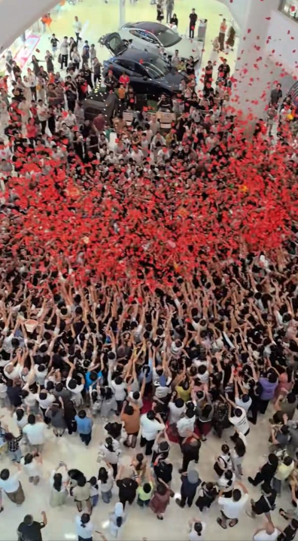股票炒股配资开户 三亚“红包雨活动致拥挤摔倒”事件详情：到场人数远超承载量